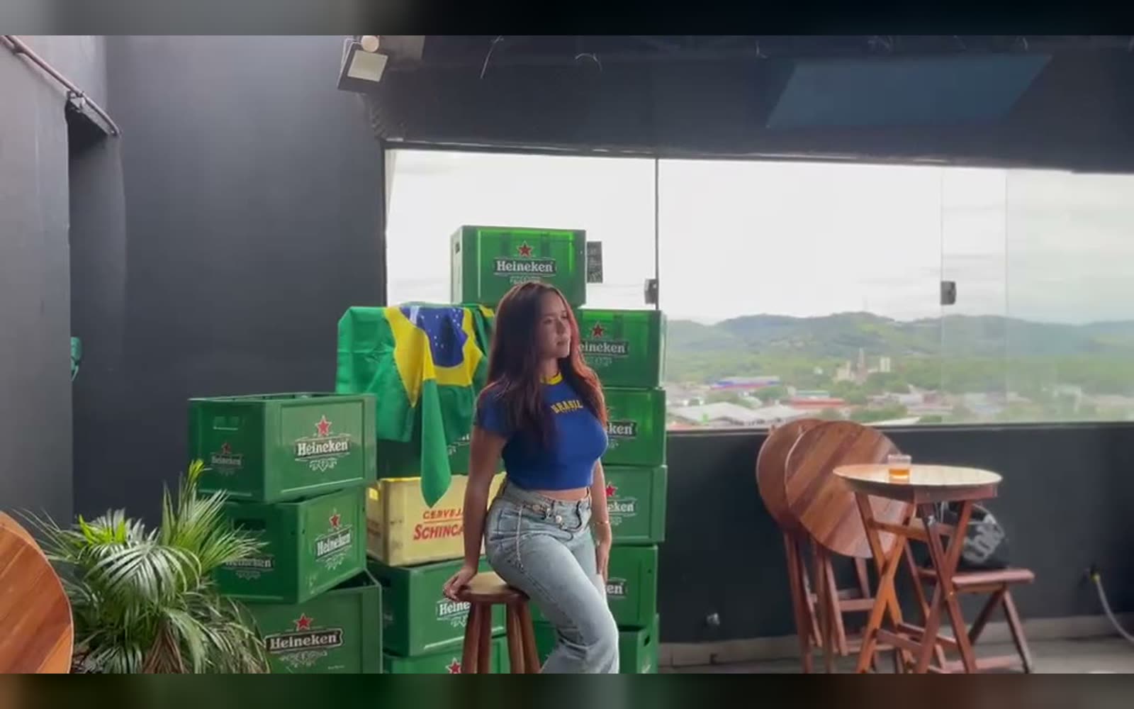 Frame de vídeo com Júlia em uma locação externa